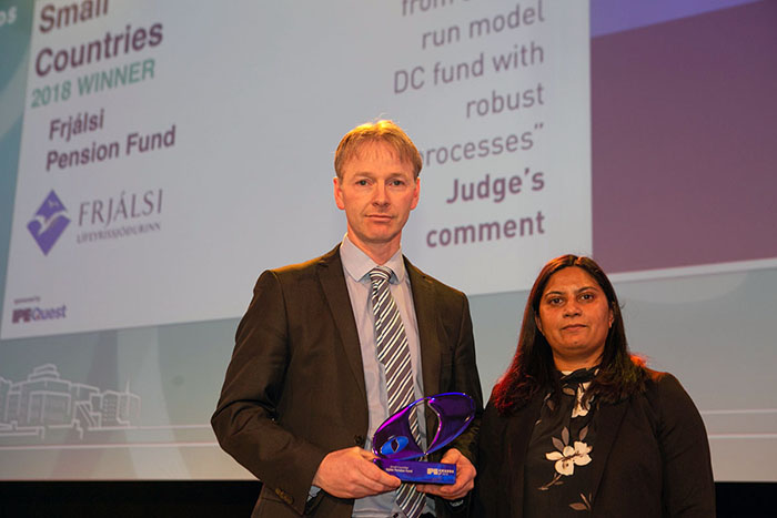 Arnaldur Loftsson, framkvæmdastjóri Frjálsa lífeyrissjóðsins, tekur við verðlaunum Frjálsa sem besti lífeyrissjóður Evrópuþjóða með færri en 1 milljón íbúa.
